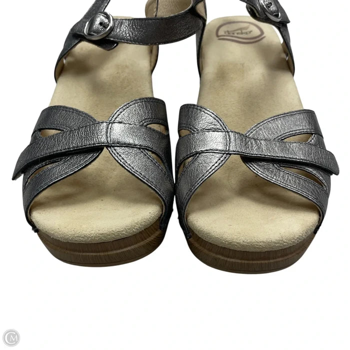 Sandals Heels Block By Dansko In Silver, Size: 6.5