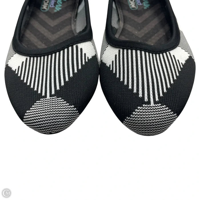 Shoes Flats By Skechers In Black & White, Size: 6.5