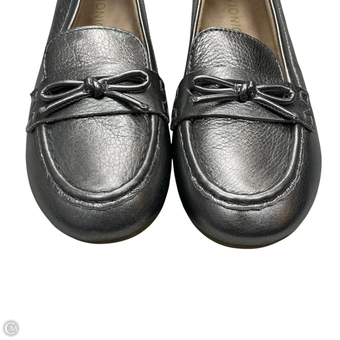 Shoes Flats By Vionic In Silver, Size: 6.5